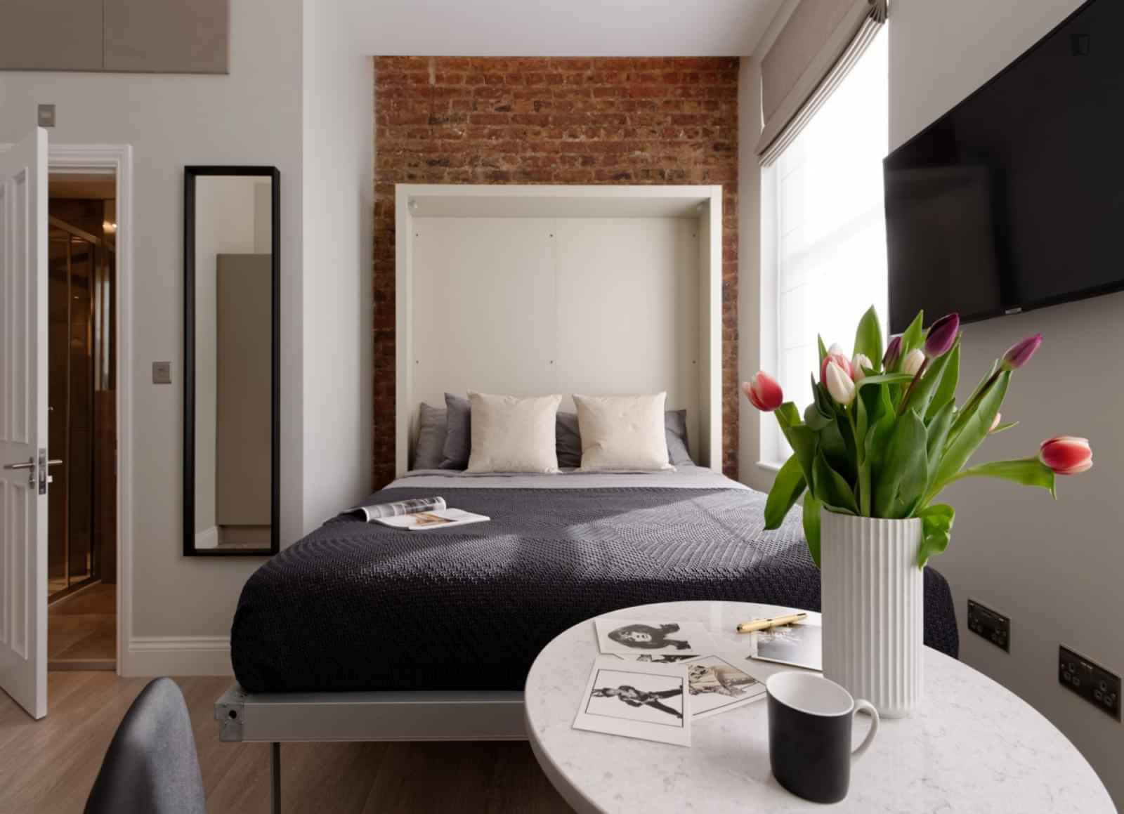 Studio - Bathroom?w=400&h=260&fit=crop&q=40&auto=format&trim=auto