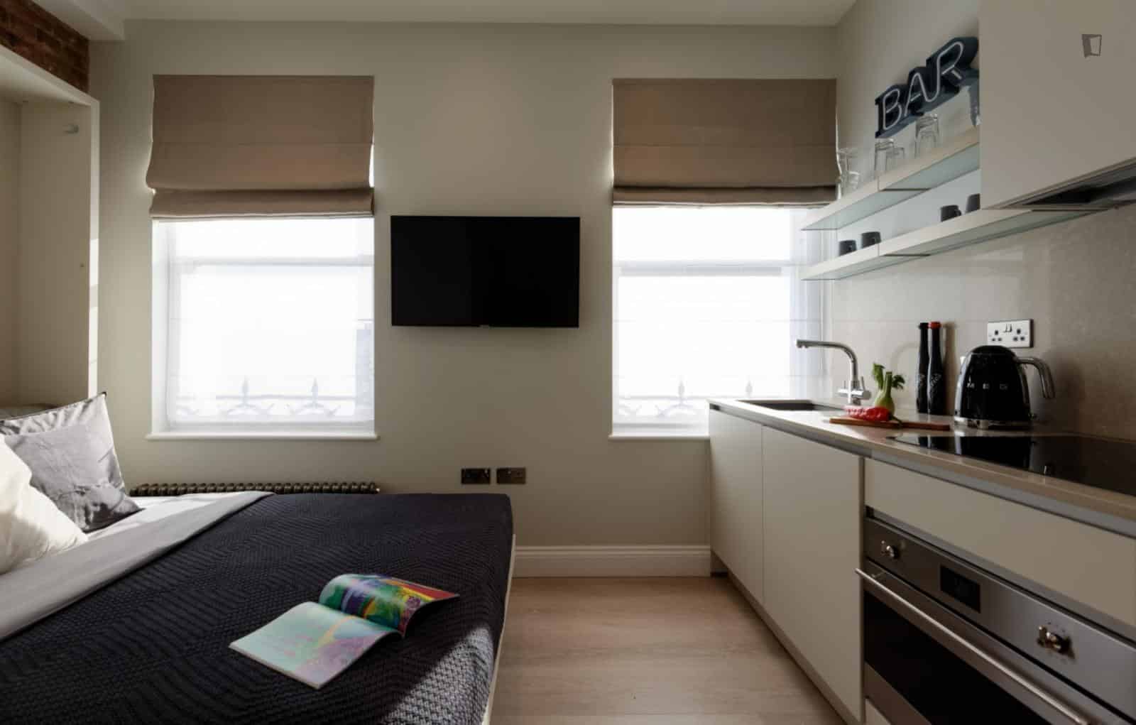 Studio - Bathroom?w=400&h=260&fit=crop&q=40&auto=format&trim=auto