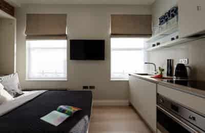 Studio - Bathroom?w=400&h=260&fit=crop&q=40&auto=format&trim=auto
