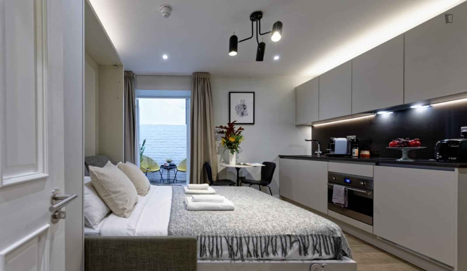 Studio - Amenities?w=400&h=260&fit=crop&q=40&auto=format&trim=auto