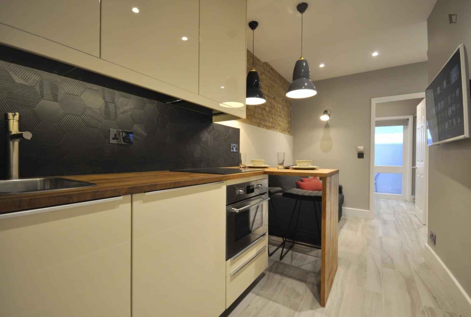 Common Area?w=400&h=260&fit=crop&q=40&auto=format&trim=auto