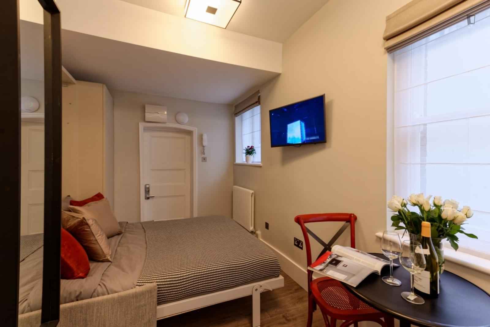 Studio - Bathroom?w=400&h=260&fit=crop&q=40&auto=format&trim=auto