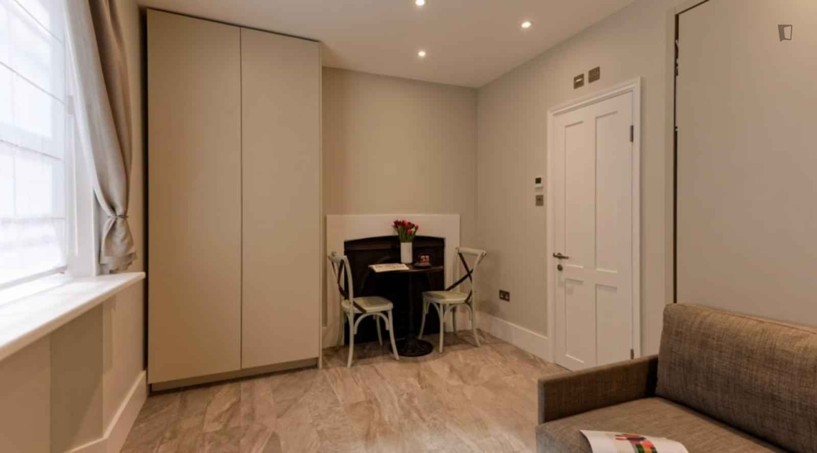 Studio - Bathroom?w=400&h=260&fit=crop&q=40&auto=format&trim=auto