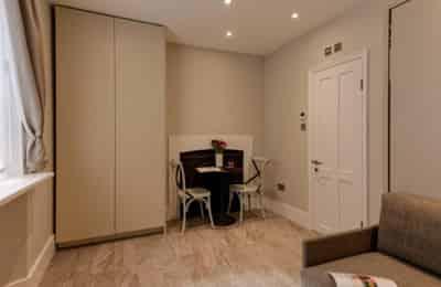 Studio - Bathroom?w=400&h=260&fit=crop&q=40&auto=format&trim=auto