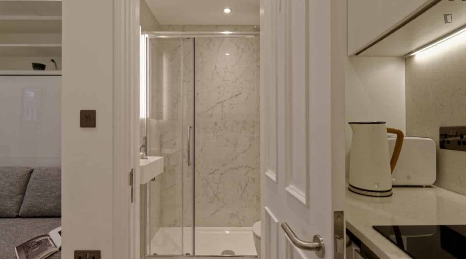 Studio - Bathroom?w=400&h=260&fit=crop&q=40&auto=format&trim=auto