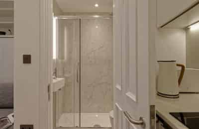 Studio - Bathroom?w=400&h=260&fit=crop&q=40&auto=format&trim=auto