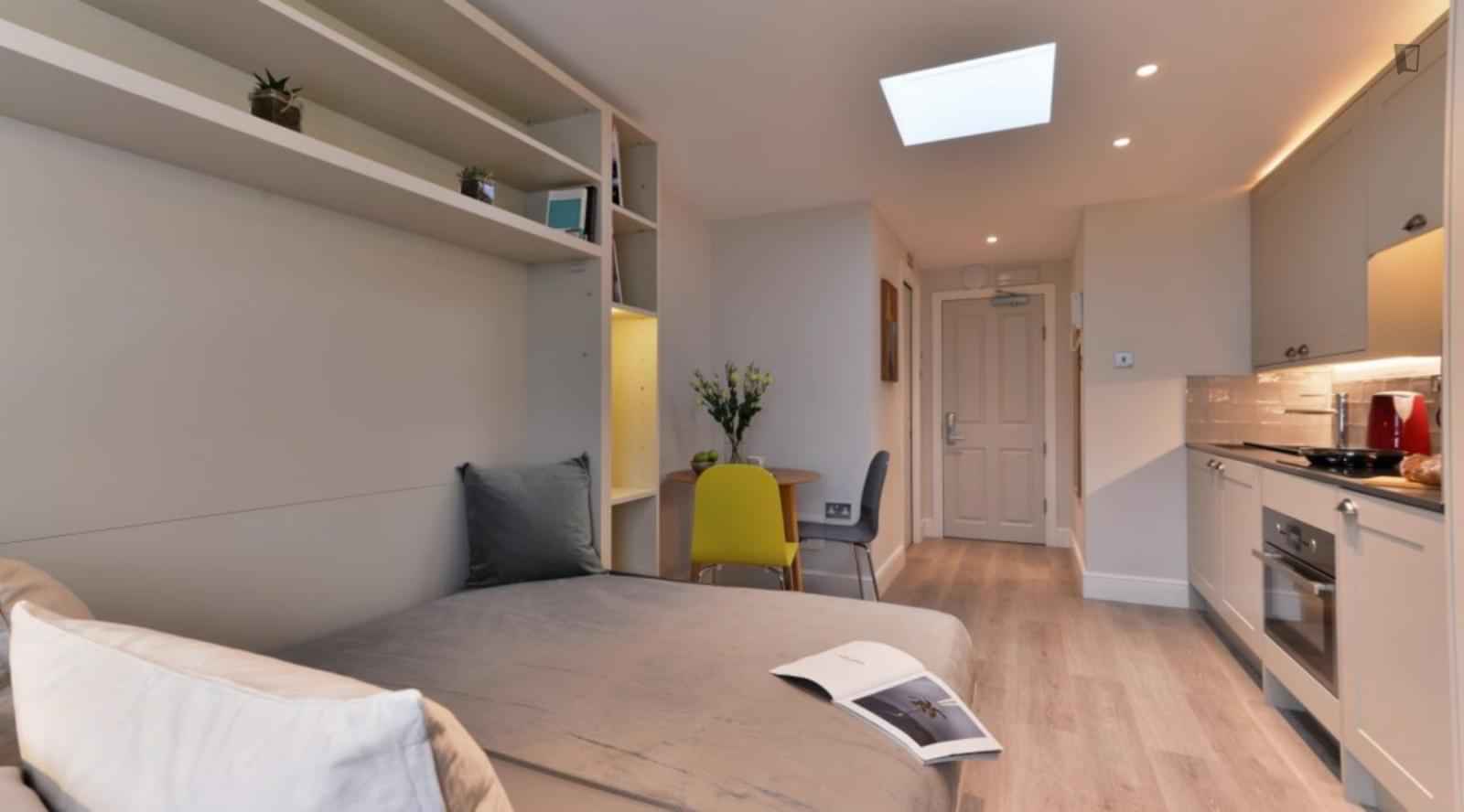 Studio - Bathroom?w=400&h=260&fit=crop&q=40&auto=format&trim=auto