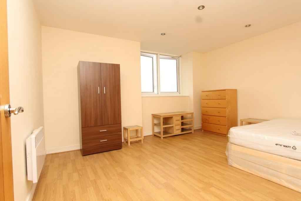 Room in a 3 Bedroom Apartment, Upton Ln, London, E7 9PU - London, England, United Kingdom - 3 Bed 1 Bath - Bedroom