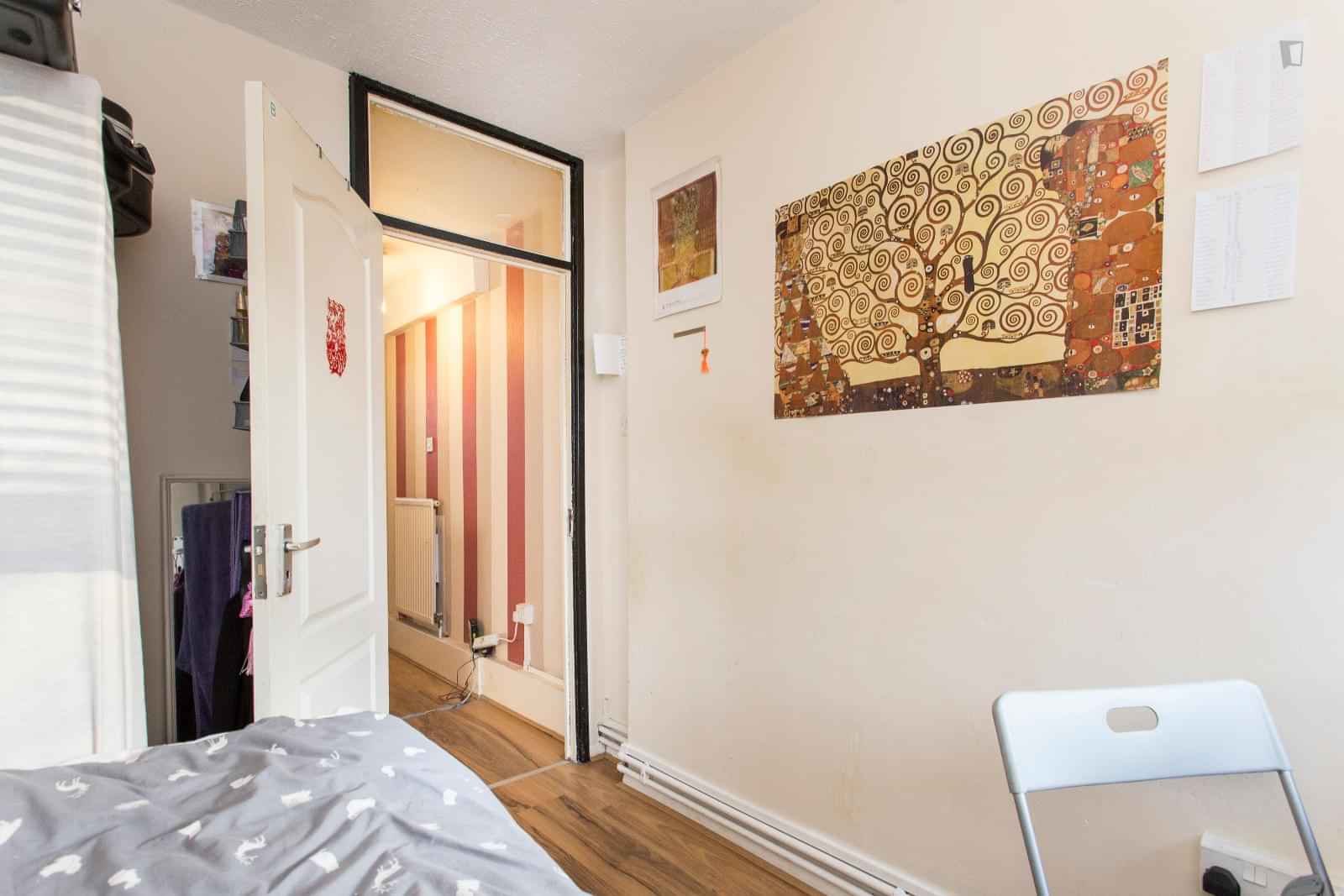 6 Bedroom 1 Bathroom Apartment - 2 - Bedroom?w=400&h=260&fit=crop&q=40&auto=format&trim=auto