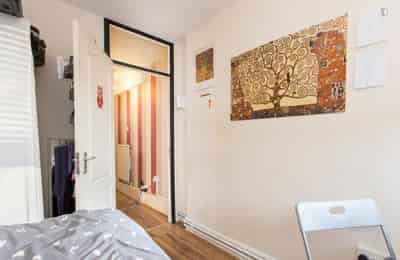 6 Bedroom 1 Bathroom Apartment - 2 - Bedroom?w=400&h=260&fit=crop&q=40&auto=format&trim=auto