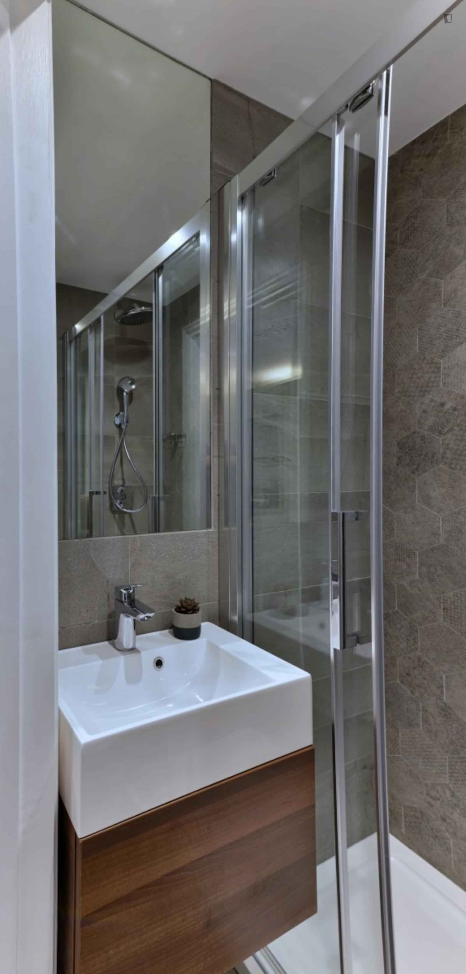 Studio Room, Nottingham Pl, London W1U 5LR (Studio 6) - London, England, United Kingdom - Studio - Bathroom