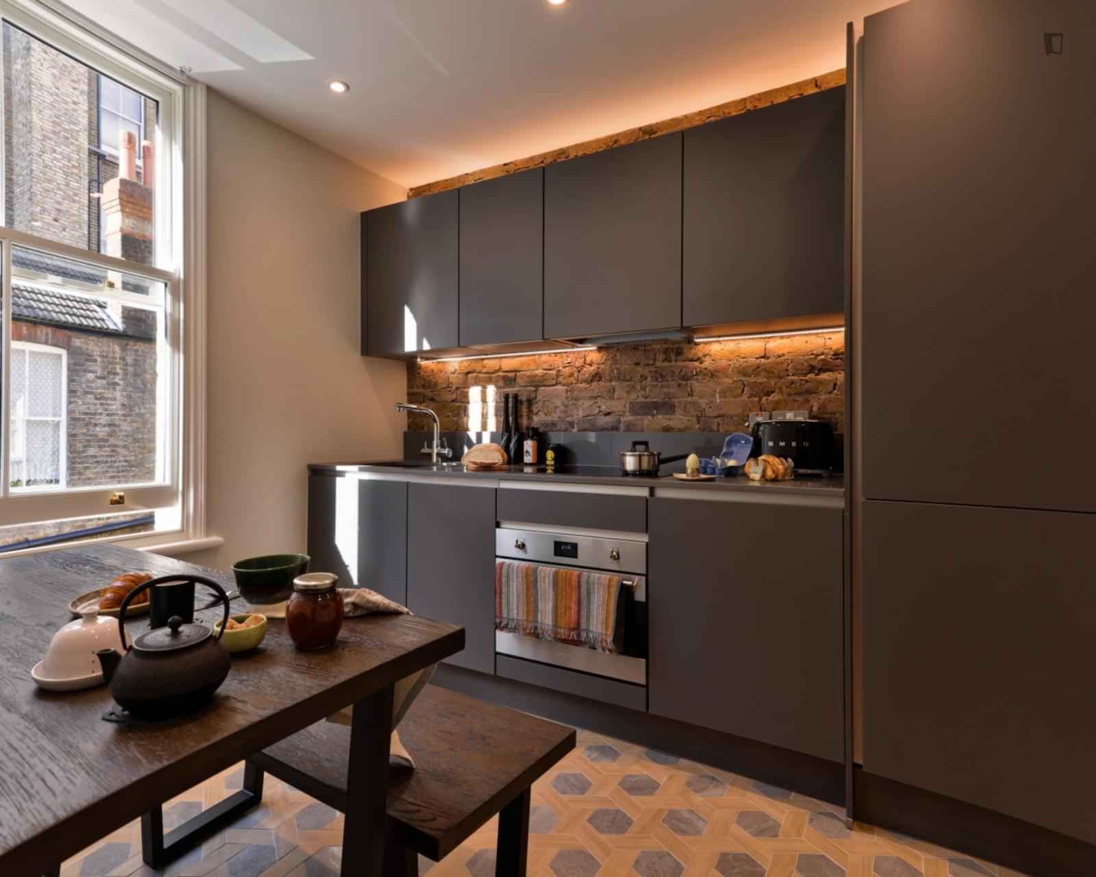 Studio - Bathroom?w=400&h=260&fit=crop&q=40&auto=format&trim=auto