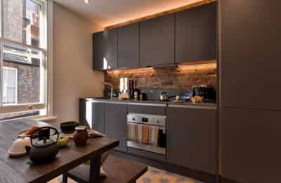 Studio - Bathroom?w=400&h=260&fit=crop&q=40&auto=format&trim=auto