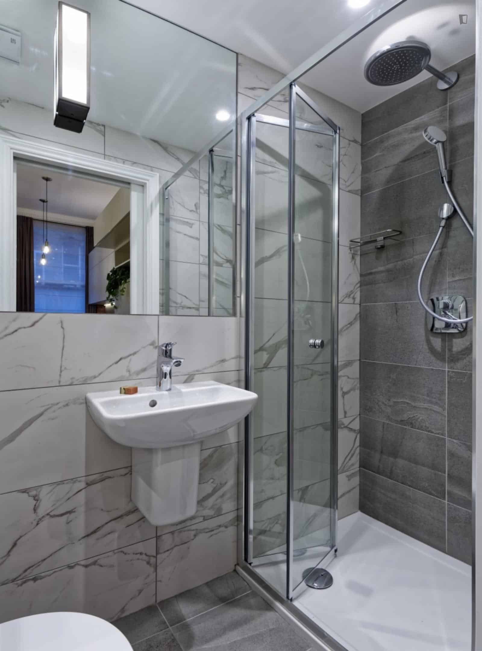 Studio - Bathroom?w=400&h=260&fit=crop&q=40&auto=format&trim=auto