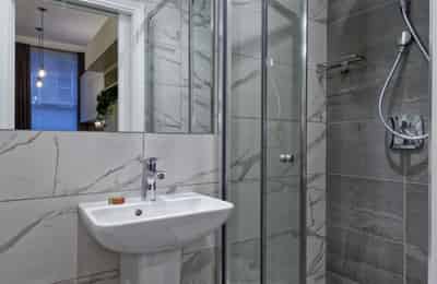 Studio - Bathroom?w=400&h=260&fit=crop&q=40&auto=format&trim=auto