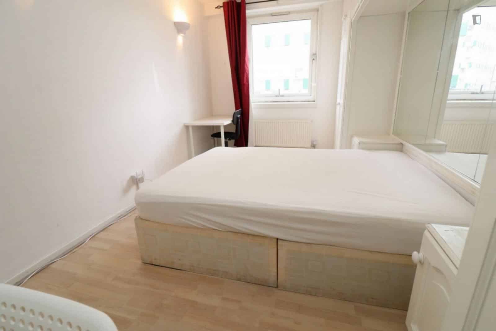 Exterior?w=400&h=260&fit=crop&q=40&auto=format&trim=auto