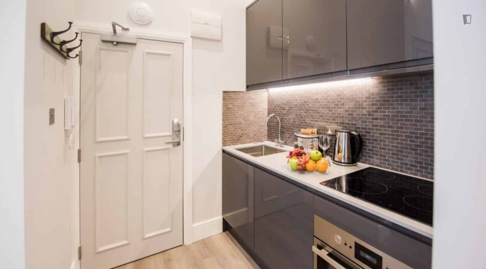 ?w=400&h=260&fit=crop&q=40&auto=format&trim=auto