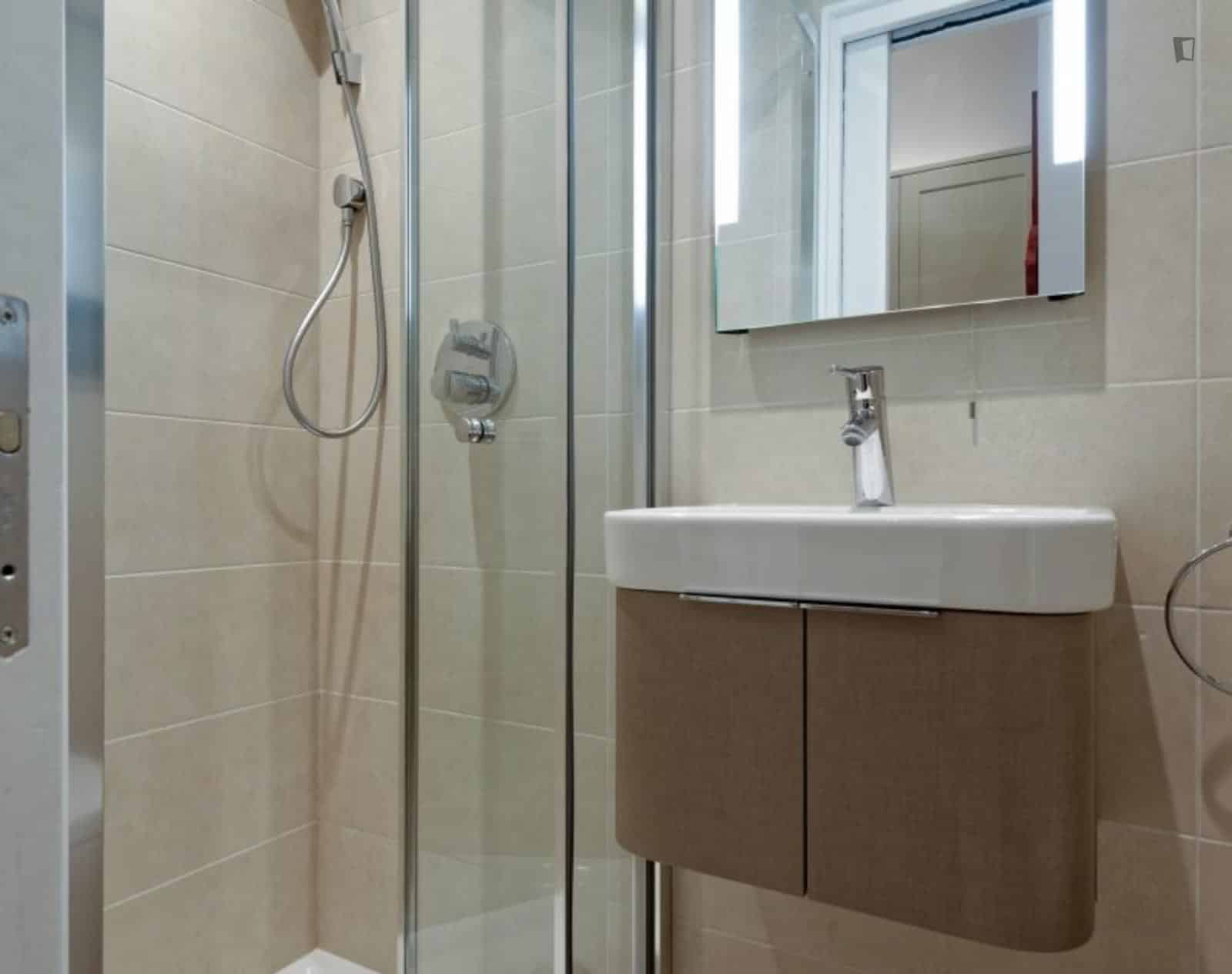 Studio - Bedroom?w=400&h=260&fit=crop&q=40&auto=format&trim=auto