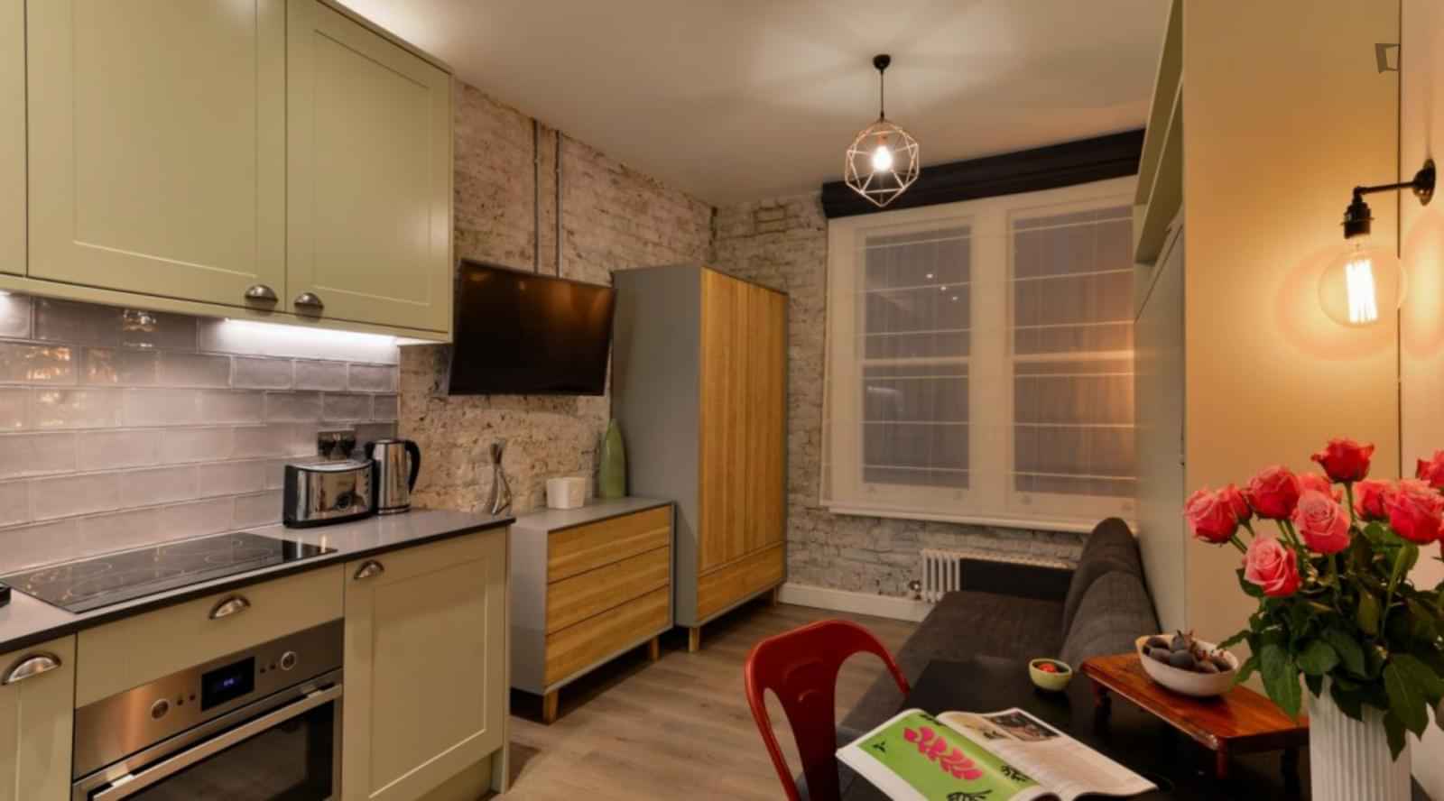 Studio - Bathroom?w=400&h=260&fit=crop&q=40&auto=format&trim=auto