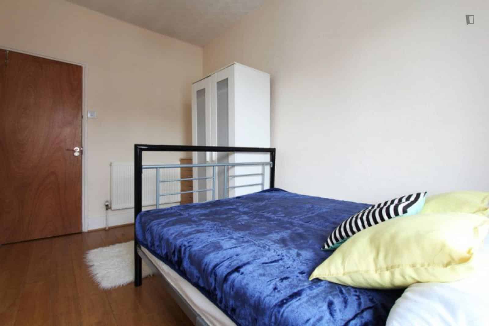 Exterior?w=400&h=260&fit=crop&q=40&auto=format&trim=auto