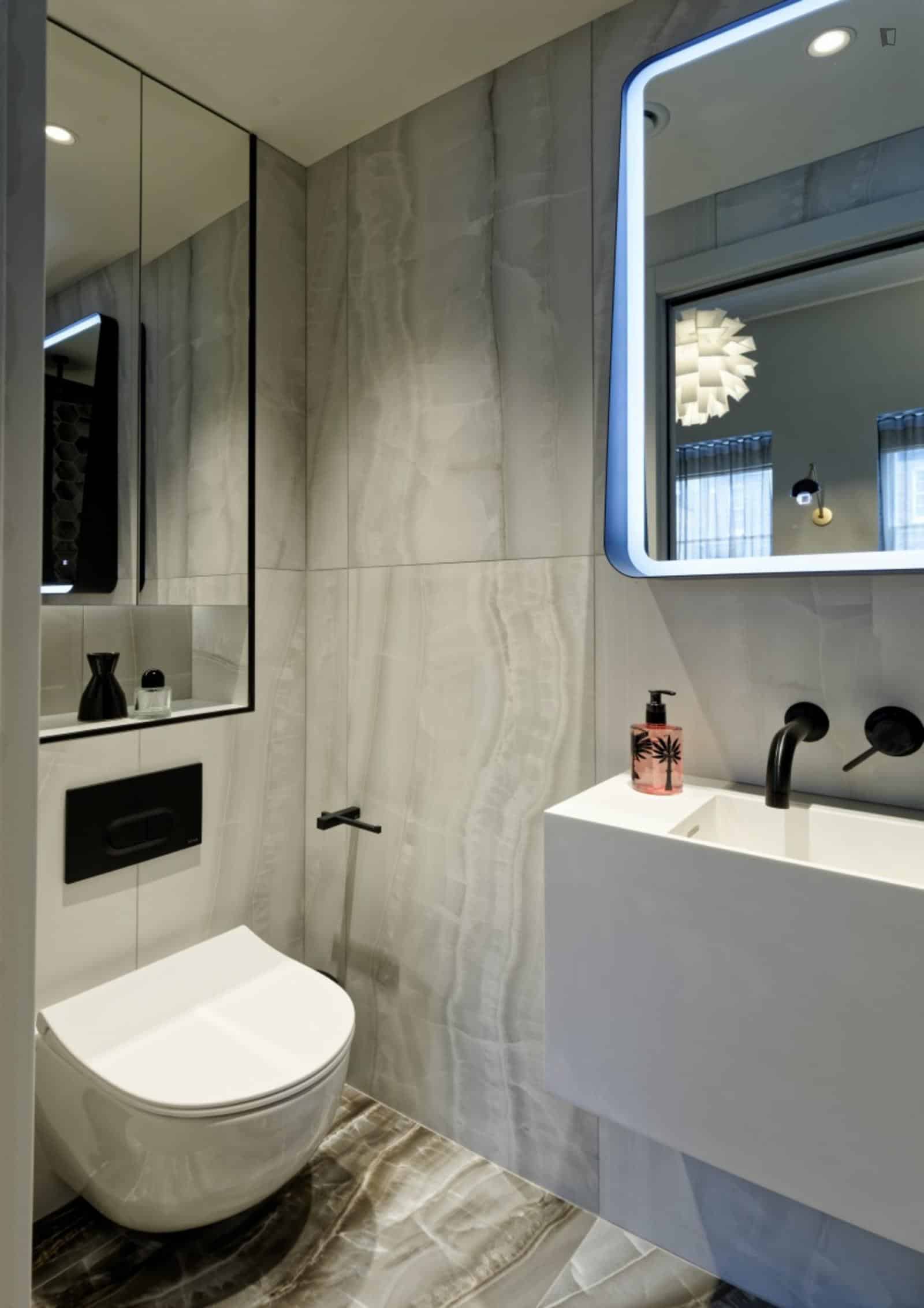 Studio - Bathroom?w=400&h=260&fit=crop&q=40&auto=format&trim=auto