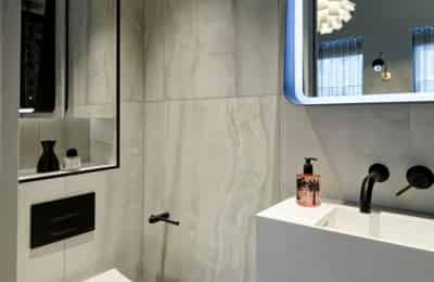 Studio - Bathroom?w=400&h=260&fit=crop&q=40&auto=format&trim=auto
