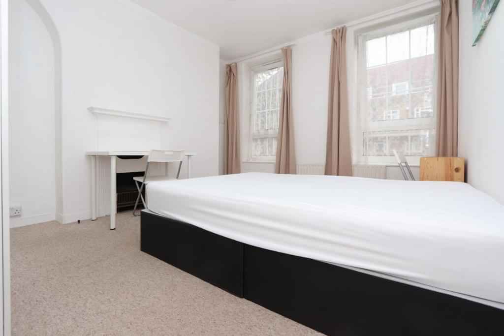 Room in a 4 Bedroom Apartment, Brewhouse Ln, London E1W 2NT - London, England, United Kingdom - 4 Bedroom 1 Bedroom  - Bedroom