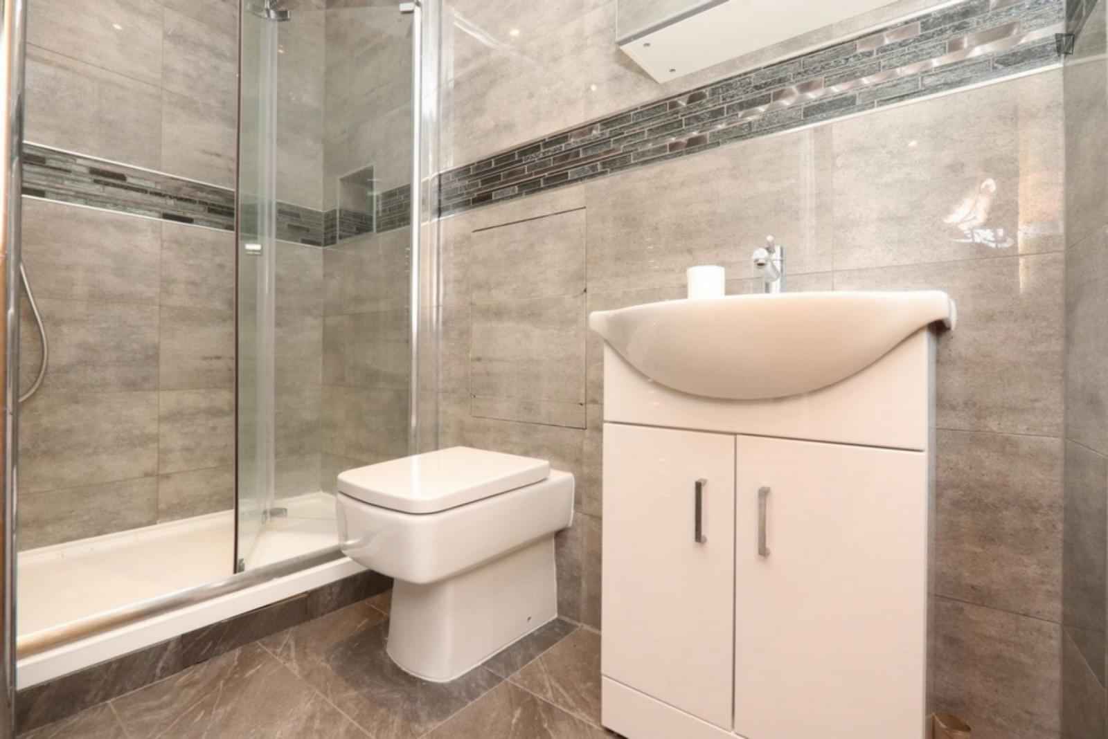 Studio Room, Leith Rd, London N22 5QA - London, England, United Kingdom - 6 Bedroom 1 Bath Apartment - Bathroom