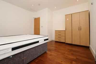 6 Bedroom 1 Bath Apartment - Bathroom?w=400&h=260&fit=crop&q=40&auto=format&trim=auto