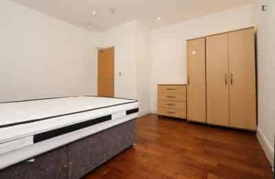 6 Bedroom 1 Bath Apartment - Bathroom?w=400&h=260&fit=crop&q=40&auto=format&trim=auto