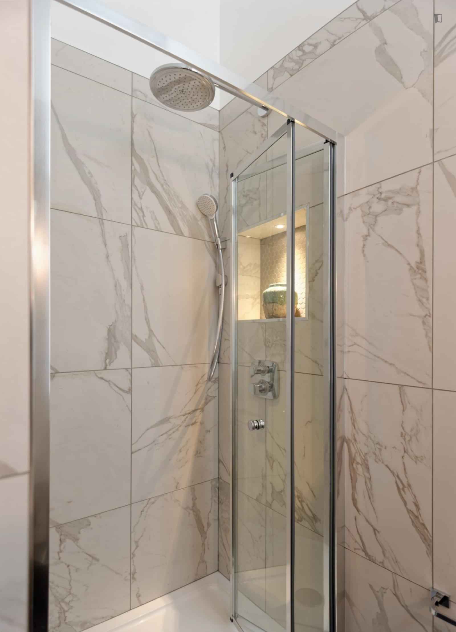 Studio - Bedroom?w=400&h=260&fit=crop&q=40&auto=format&trim=auto