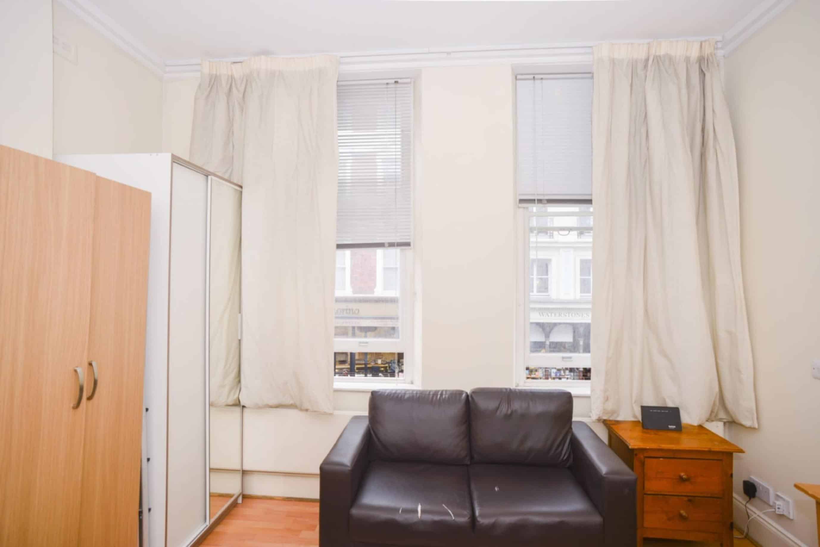 Room in a 4 Bedroom Apartment, Garrick St, London, WC2E 9BH - London, England, United Kingdom - Attractive double bedroom in Covent Garden - Amenities