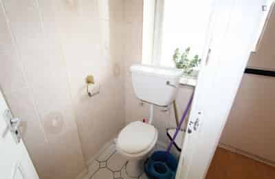 Room in a 5 Bedroom Apartment, Cambridge Heath Rd, London, E2 0ET - London, England, United Kingdom - 5 Bed - 1 Bath - Bathroom