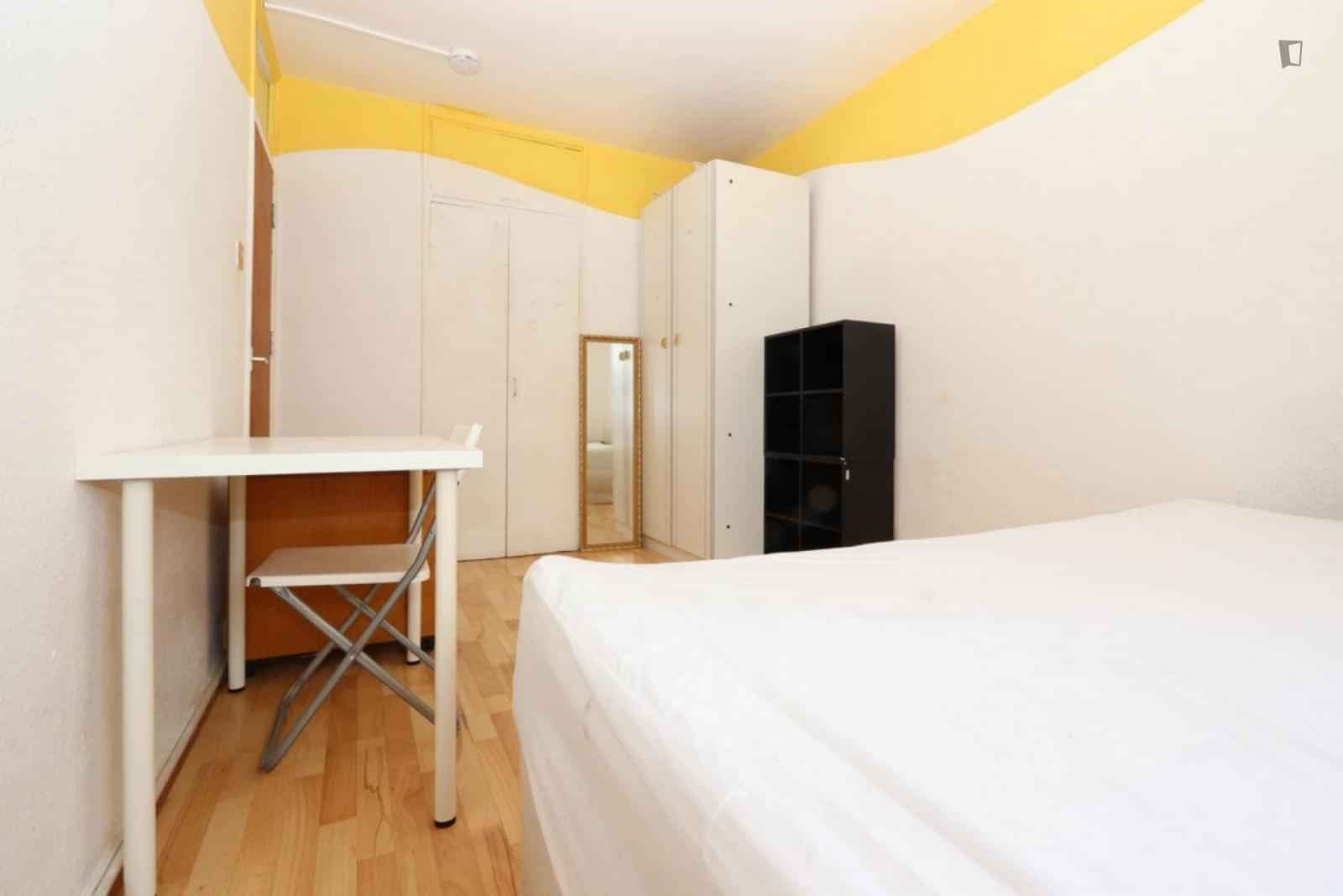 5 Bed - 1 Bath - Bathroom?w=400&h=260&fit=crop&q=40&auto=format&trim=auto