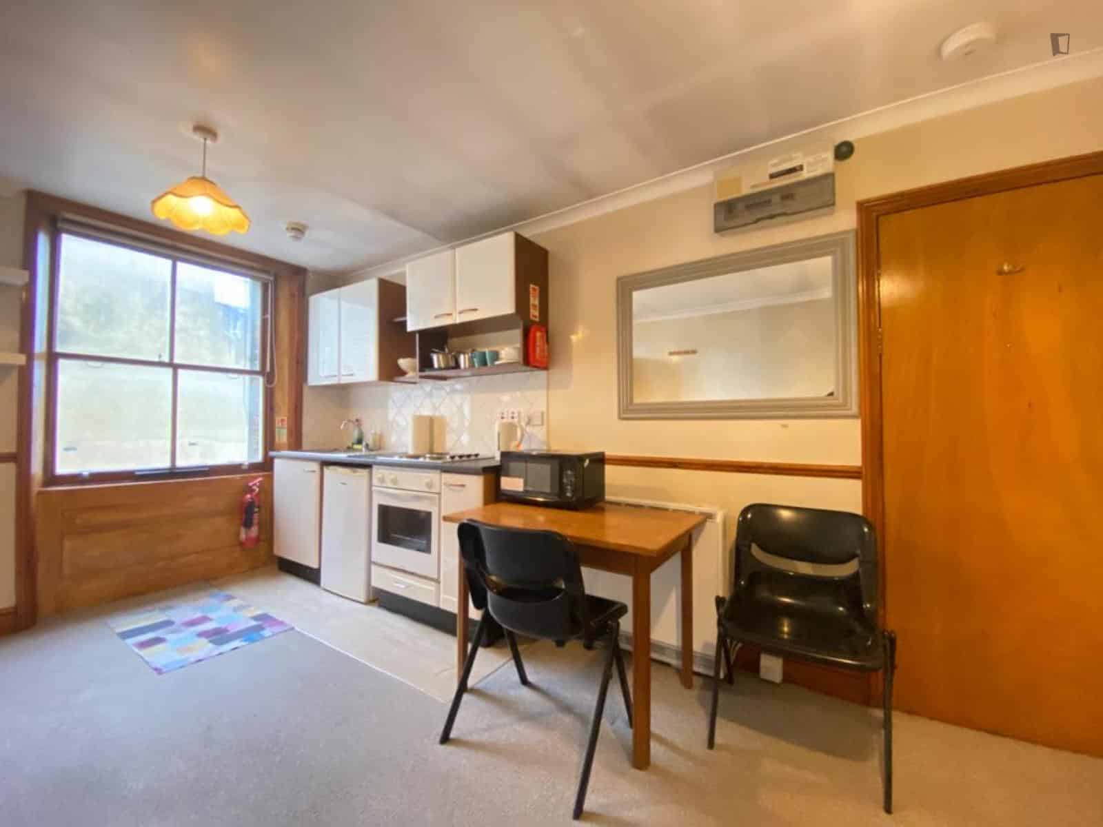 Studio - Amenities?w=400&h=260&fit=crop&q=40&auto=format&trim=auto