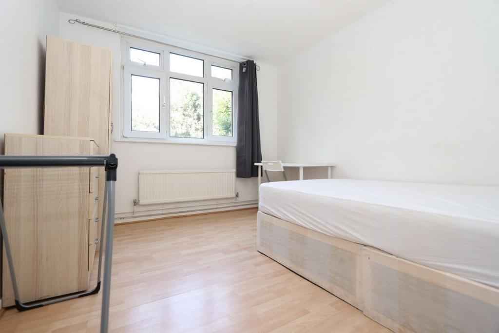 Room in a 3 Bedroom Apartment, Libra Rd, London E13 0LF - London, England, United Kingdom - 3 Bedroom 1 Bathroom Apartment - Bedroom