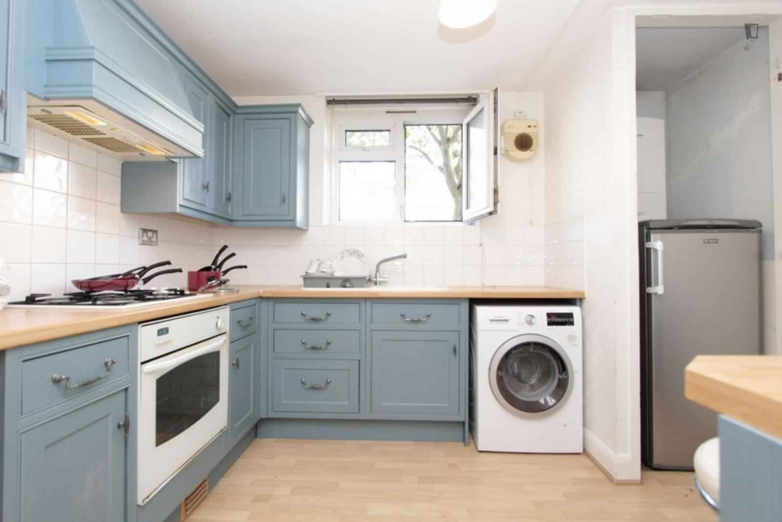 3 Bedroom 1 Bathroom Apartment - Bedroom?w=400&h=260&fit=crop&q=40&auto=format&trim=auto