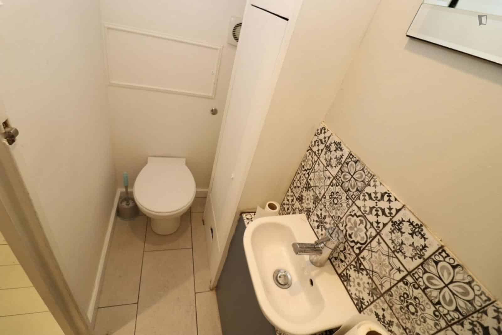 Exterior?w=400&h=260&fit=crop&q=40&auto=format&trim=auto