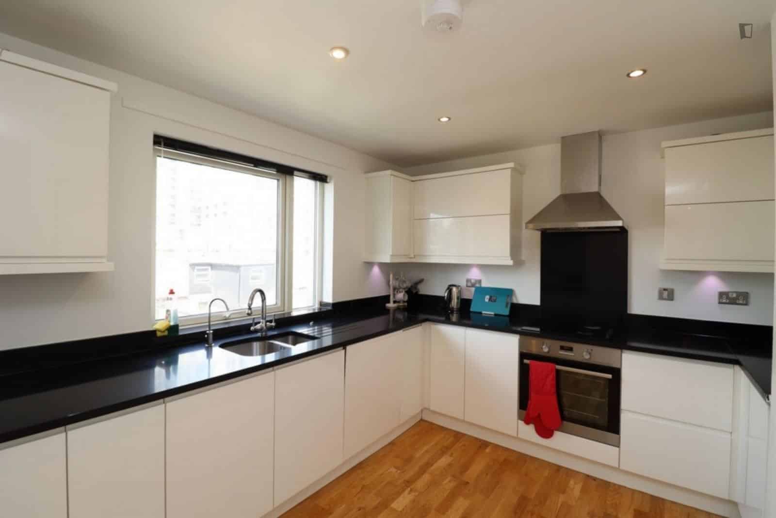 Exterior?w=400&h=260&fit=crop&q=40&auto=format&trim=auto