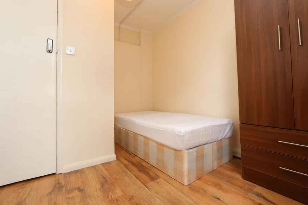 Room in a 5 Bedroom Apartment, Cahir St, London E14 3QY - London, England, United Kingdom - 5 Bedroom 1 Bathroom Apartment - Bedroom