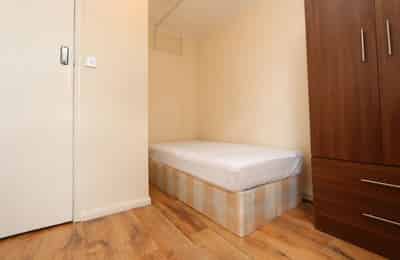 Room in a 5 Bedroom Apartment, Cahir St, London E14 3QY - London, England, United Kingdom - 5 Bedroom 1 Bathroom Apartment - Bedroom