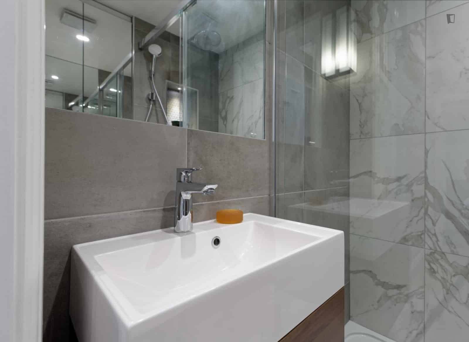 Kitchen?w=400&h=260&fit=crop&q=40&auto=format&trim=auto