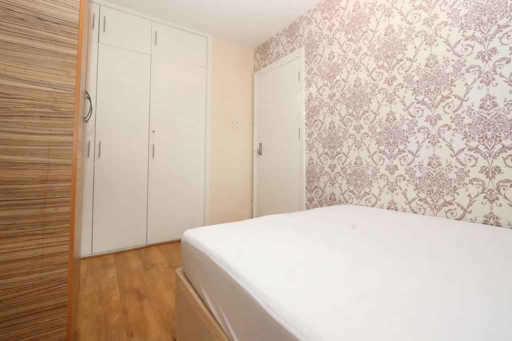Room in a 5 Bedroom Apartment, Priory Rd, London, NW6 - London, England, United Kingdom - 5 Bedroom 1 Bathroom Apartment - 1 - Amenities