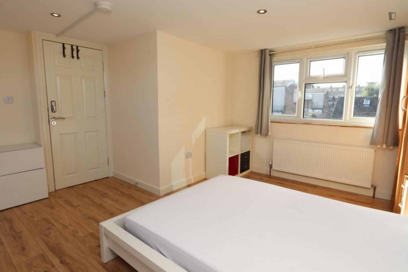 4 Bed - 2 Bath - Amenities?w=400&h=260&fit=crop&q=40&auto=format&trim=auto