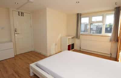 4 Bed - 2 Bath - Amenities?w=400&h=260&fit=crop&q=40&auto=format&trim=auto
