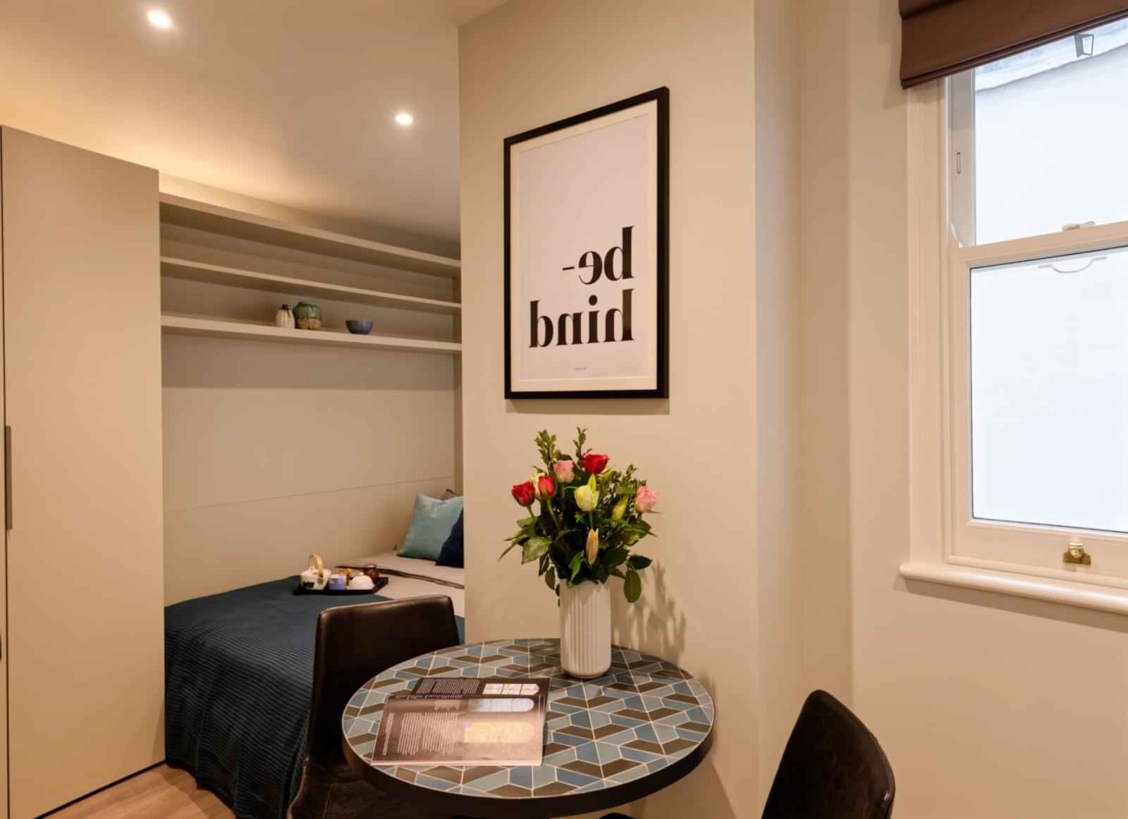 Studio - Bathroom?w=400&h=260&fit=crop&q=40&auto=format&trim=auto