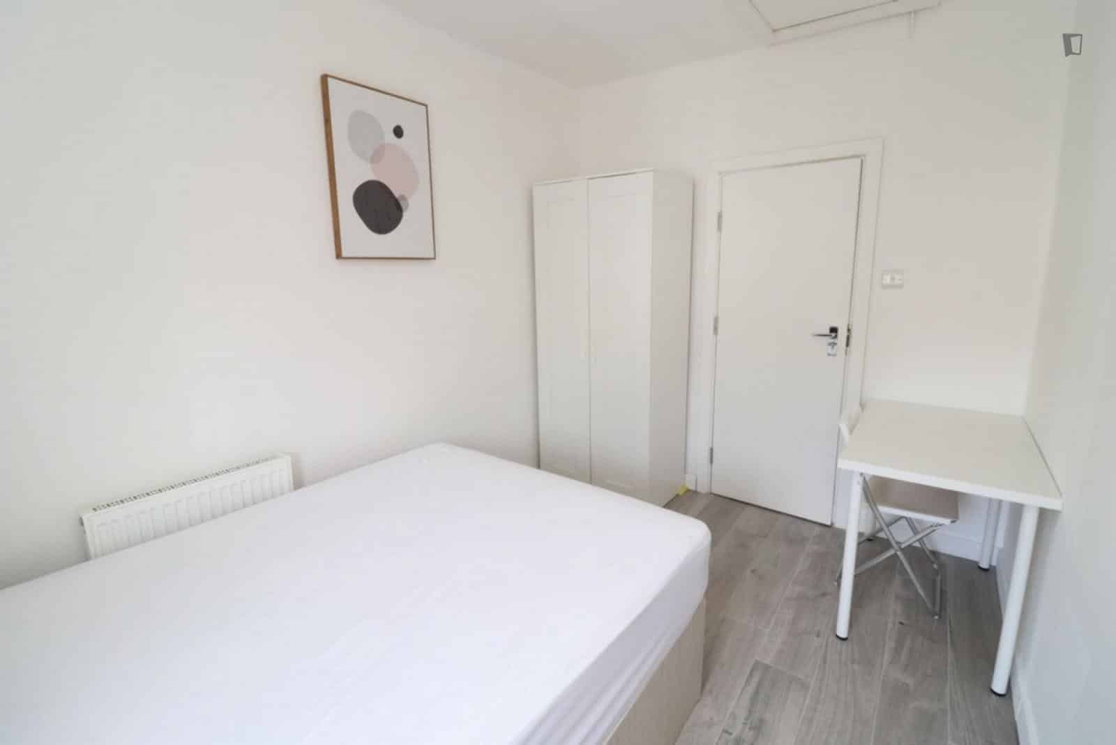 6 Bed - 1 Bath - Bathroom?w=400&h=260&fit=crop&q=40&auto=format&trim=auto