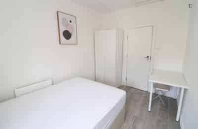 6 Bed - 1 Bath - Bathroom?w=400&h=260&fit=crop&q=40&auto=format&trim=auto