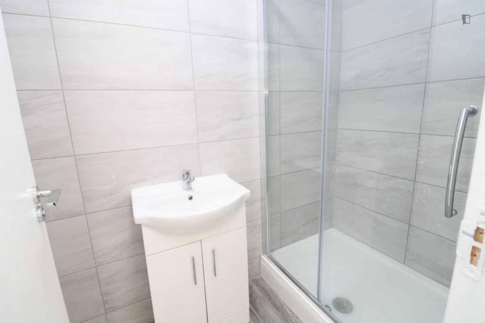 Room in a 6 Bedroom Apartment, Victoria Ave, Hounslow TW3 3ST - London, England, United Kingdom - 6 Bed - 1 Bath - Bathroom
