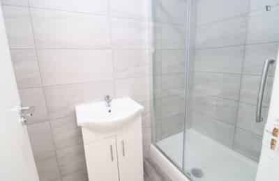 Room in a 6 Bedroom Apartment, Victoria Ave, Hounslow TW3 3ST - London, England, United Kingdom - 6 Bed - 1 Bath - Bathroom